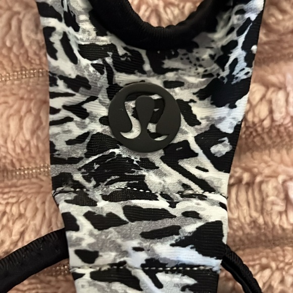 Lululemon Surf To Sand Sport Top Mini Ripple White Seal Grey / Black in EUC. - Picture 10 of 12